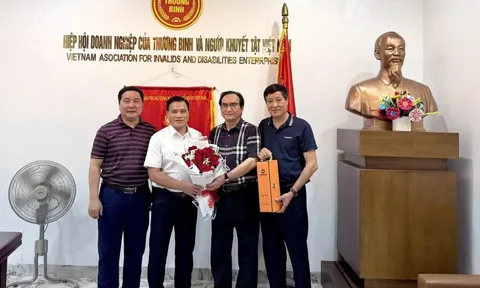 Viện Nghiên cứu Pháp luật và Chính sách Doanh nghiệp tặng hoa Hiệp hội VAIDE nhân dịp 27/7